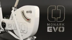 Monark Evo, Trainer
