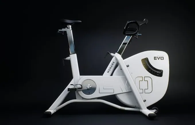 Monark Evo, Trainer
